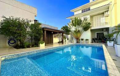 Imagem: A casa possui 3 Dormitórios, 5 Banheiros, 2 Vagas na garagem