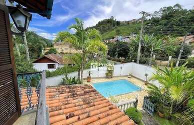 Imagem: A casa possui 5 Dormitórios, 5 Banheiros, 2 Vagas na garagem