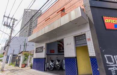 Imagem: O depósito possui 2 Vagas na garagem, 320m² de Área e está