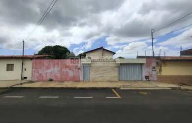 Imagem: A casa possui 5 Dormitórios, 3 Banheiros, 4 Vagas na garagem