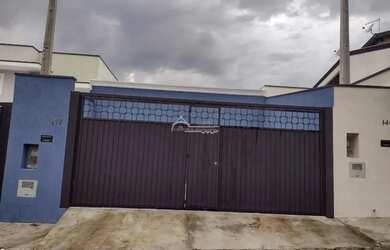 Imagem: A casa possui 3 Dormitórios, 1 Banheiro, 3 Vagas na garagem