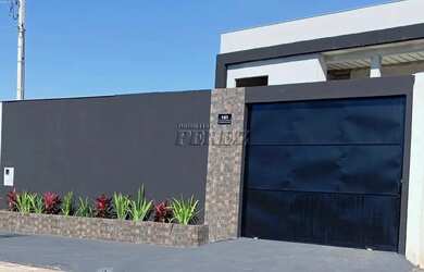 Imagem: A casa possui 4 Dormitórios, 3 Banheiros, 5 Vagas na garagem