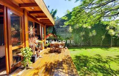 Imagem: A casa possui 4 Dormitórios, 3 Banheiros, 4 Vagas na garagem