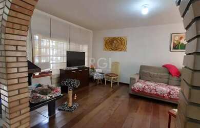 Imagem: A casa possui 3 Dormitórios, 2 Banheiros, 5 Vagas na garagem