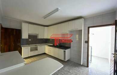 Imagem: A casa possui 3 Dormitórios, 2 Banheiros, 5 Vagas na garagem