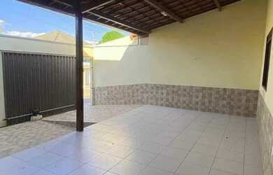 Imagem: A casa possui 2 Dormitórios, 1 Banheiro, 2 Vagas na garagem