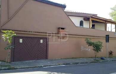 Imagem: A casa possui 3 Dormitórios, 5 Banheiros, 3 Vagas na garagem