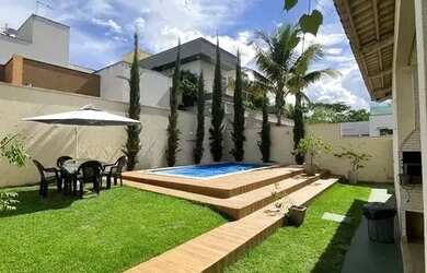 Imagem: A casa em condomínio possui 4 Dormitórios, 5 Banheiros, 2