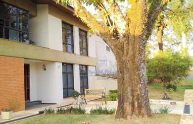 Imagem: A casa possui 4 Dormitórios, 5 Vagas na garagem, 440m² de