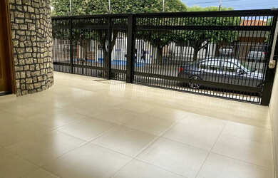 Imagem: A casa possui 3 Dormitórios, 2 Banheiros, 3 Vagas na garagem