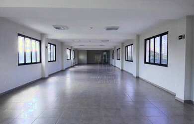 Imagem: O depósito possui 2 Vagas na garagem, 240m² de Área e está