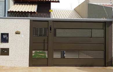 Imagem: A casa possui 3 Dormitórios, 2 Banheiros, 90m² de Área e