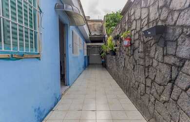 Imagem: A casa possui 3 Dormitórios, 1 Banheiro, 2 Vagas na garagem