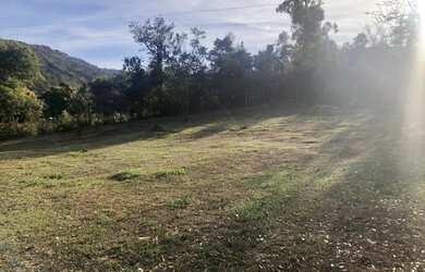 Imagem: O terreno possui 1.600m² de Área e está localizado em Barreiro