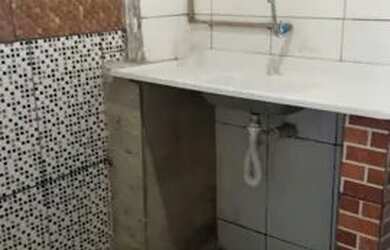 Imagem: A casa possui 1 Dormitório, 1 Banheiro, 1 Vaga na garagem