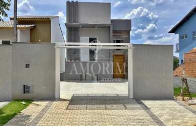 Imagem: A casa possui 3 Dormitórios, 3 Banheiros, 2 Vagas na garagem