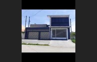 Imagem: A casa possui 3 Dormitórios, 2 Banheiros, 4 Vagas na garagem