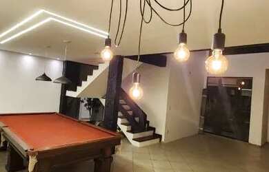 Imagem: A casa possui 4 Dormitórios, 5 Banheiros, 4 Vagas na garagem