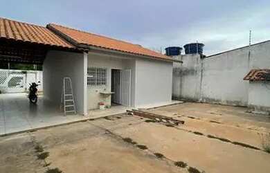 Imagem: A casa possui 3 Dormitórios, 1 Banheiro, 2 Vagas na garagem