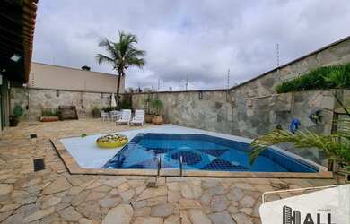 Imagem: A casa possui 5 Dormitórios, 5 Banheiros, 3 Vagas na garagem