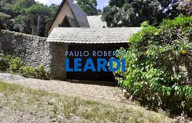 Imagem: A casa possui 3 Dormitórios, 5 Banheiros, 2 Vagas na garagem