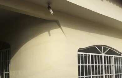 Imagem: A casa possui 3 Dormitórios, 2 Banheiros, 2 Vagas na garagem