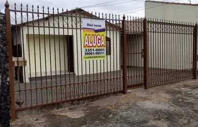 Imagem: A casa possui 1 Dormitório, 1 Banheiro, 1 Vaga na garagem