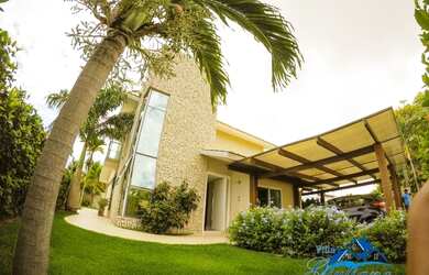 Imagem: A casa possui 5 Dormitórios, Acomodam 12 pessoas, 2 Vagas na