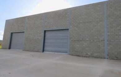 Imagem: O depósito possui 5 Vagas na garagem, 455m² de Área e está