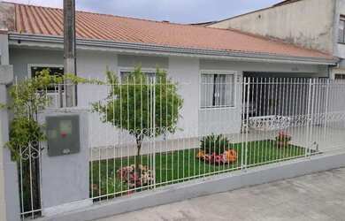 Imagem: A casa possui 3 Dormitórios, 2 Banheiros, 2 Vagas na garagem