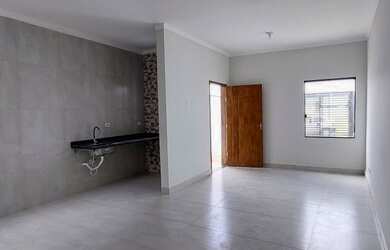 Imagem: A casa possui 2 Dormitórios, 1 Banheiro, 2 Vagas na garagem