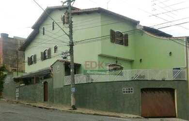 Imagem: A casa possui 3 Dormitórios, 2 Banheiros, 3 Vagas na garagem