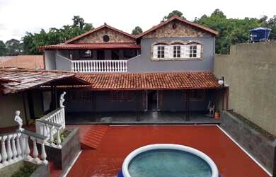 Imagem: A casa possui 3 Dormitórios, 4 Banheiros, 3 Vagas na garagem