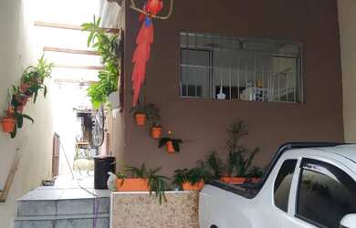 Imagem: A casa possui 2 Dormitórios, 1 Banheiro, 2 Vagas na garagem