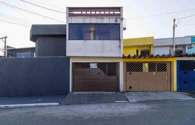 Imagem: A casa possui 3 Dormitórios, 4 Banheiros, 1 Vaga na garagem