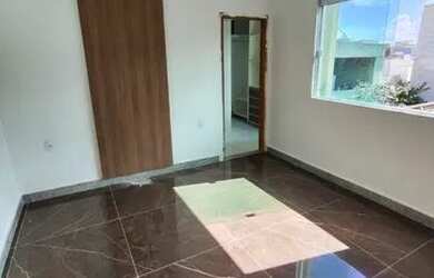 Imagem: A casa possui 3 Dormitórios, 2 Banheiros, 1 Vaga na garagem