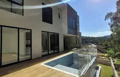 Imagem: A casa em condomínio possui 4 Dormitórios, 5 Banheiros, 4