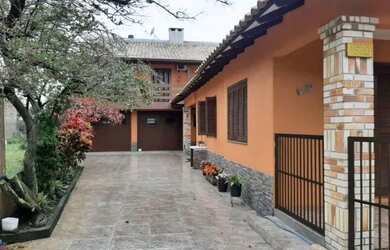 Imagem: A casa possui 5 Dormitórios, 5 Banheiros, 2 Vagas na garagem