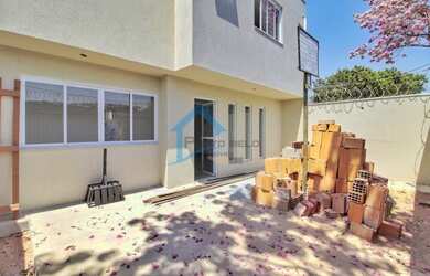 Imagem: A casa possui 3 Dormitórios, 3 Banheiros, 2 Vagas na garagem