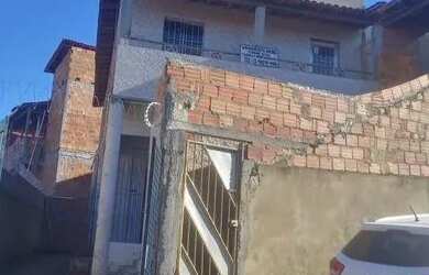 Imagem: A casa possui 3 Dormitórios, 2 Banheiros, 1 Vaga na garagem