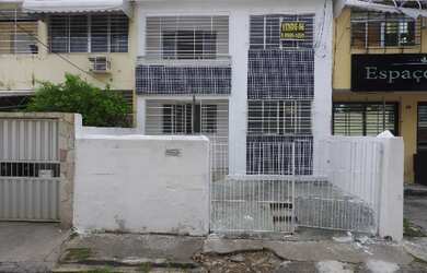 Imagem: A casa possui 3 Dormitórios, 2 Banheiros, 1 Vaga na garagem