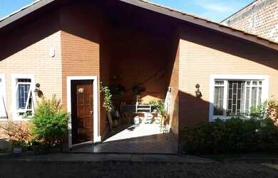 Imagem: A casa em condomínio possui 3 Dormitórios, 2 Banheiros, 1