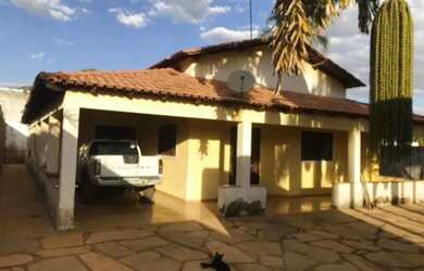 Imagem: A casa possui 3 Dormitórios, 3 Banheiros, 5 Vagas na garagem