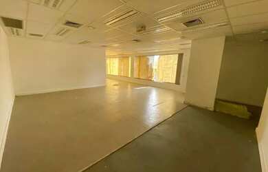 Imagem: O depósito possui 5 Vagas na garagem, 587m² de Área e está