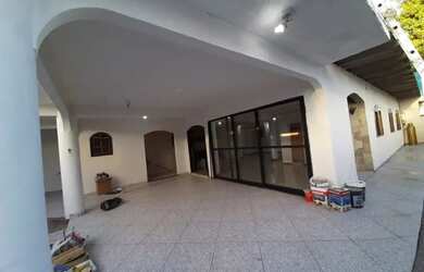 Imagem: A casa possui 4 Dormitórios, 3 Banheiros, 3 Vagas na garagem