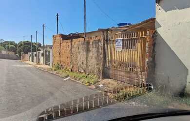 Imagem: A casa possui 4 Dormitórios, 2 Banheiros, 3 Vagas na garagem