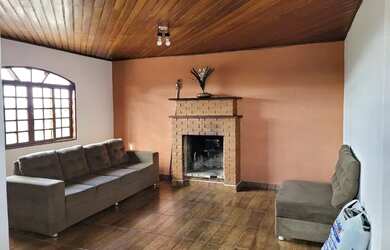 Imagem: A casa possui 3 Dormitórios, 2 Banheiros, 2 Vagas na garagem