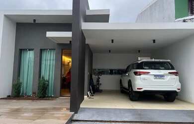 Imagem: A casa possui 3 Dormitórios, 3 Banheiros, 2 Vagas na garagem