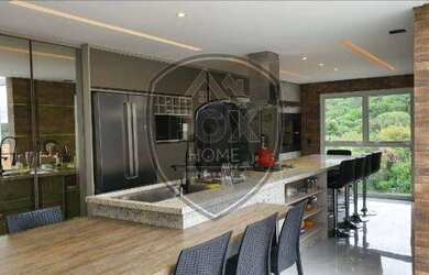 Imagem: A casa possui 4 Dormitórios, 5 Banheiros, 5 Vagas na garagem