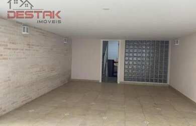 Imagem: A casa possui 3 Dormitórios, 4 Banheiros, 2 Vagas na garagem